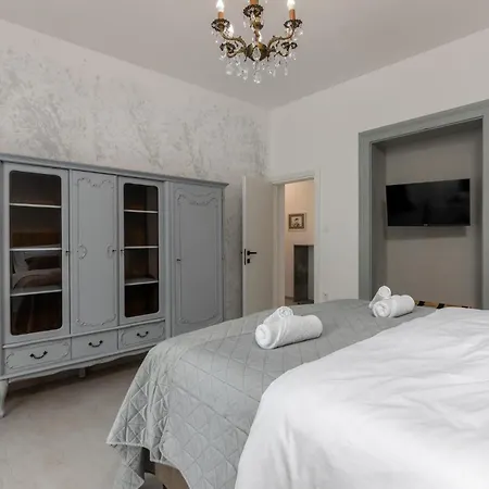 4 Bedroom Stunning In Casa vacanze *